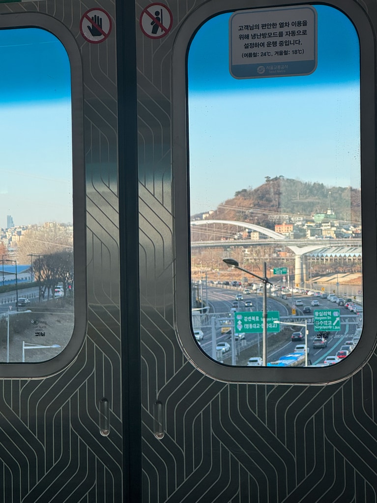 通勤中、電車の窓から。