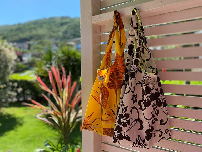 夏に活躍すること間違いなし。ハワイアンプリントトート各18ドル。