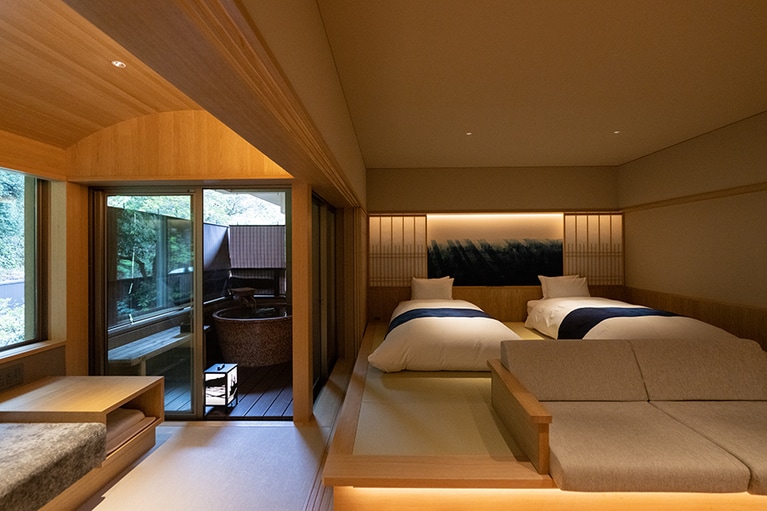 2023年11月、ご当地部屋「玉湯の間」として一新された客室。地元の伝統工芸を随所に取り入れ、全室が温泉露天風呂付き（写真は〈2階信楽焼露天風呂付き和室〉）。