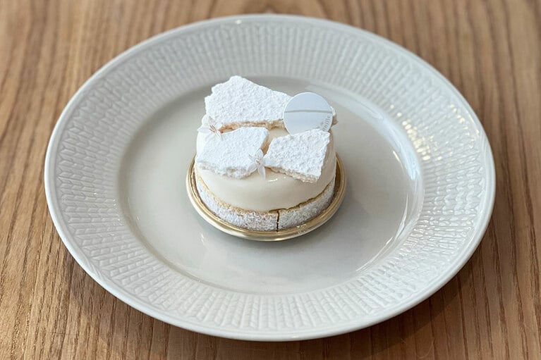 【グラン・ヴァニーユ】清々しい酸味と少しほろ苦さのあるベルガモットの個性的で上品な香りと味わいに、とろりとしたブルーベリーの奥深い果実味が寄り添う「ル ブラン」。やさしい余韻も素敵。