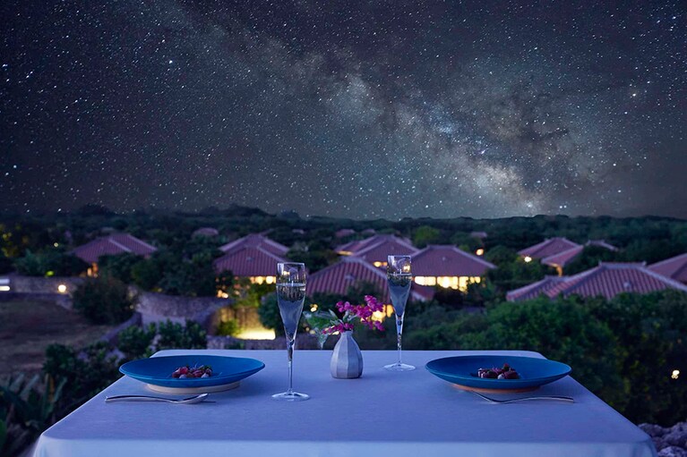 「群星ディナー」1名 27,830円（宿泊料別、1日1組限定、2週間前まで要予約、2023年6月5日～8月26日 ただし6月28日～7月3日、7月30日～8月3日、8月11日～20日を除く）。