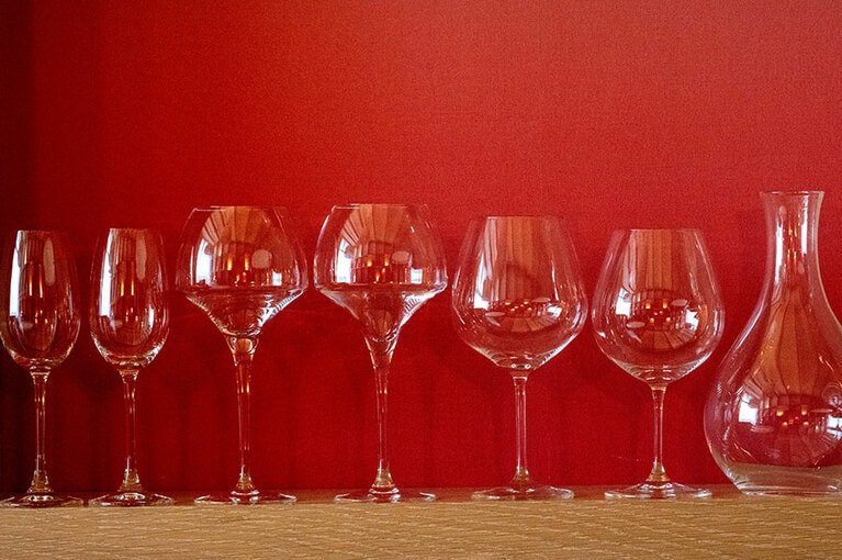 デカンタや各種グラスもスタンバイ。せっかくいいワインを飲むなら必要。