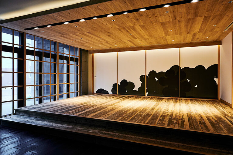 1階レストラン「ブロードウェイ六区」に併設された「檜舞台」。浅草芸者の舞、無声映画と活弁士の掛け合い、三味線や琴の邦楽演奏、サイレントフィルムの上映などさまざまな舞台興行が行われる。