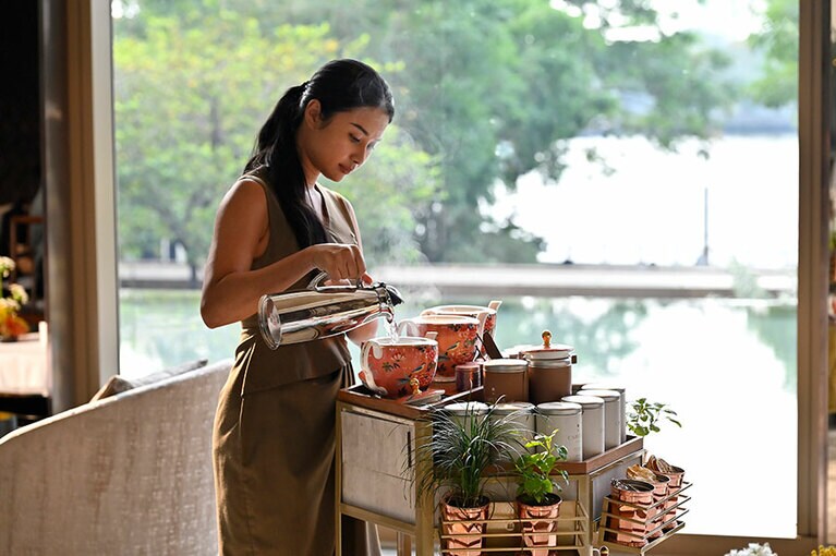 「ティーラウンジ」の“カペラシグネチャーハイティー”。ワゴンで運ばれるお茶を2種、スウィーツ3種を選び、シノワズリなウェッジウッドの器で味わう。2名 3,000タイバーツ。