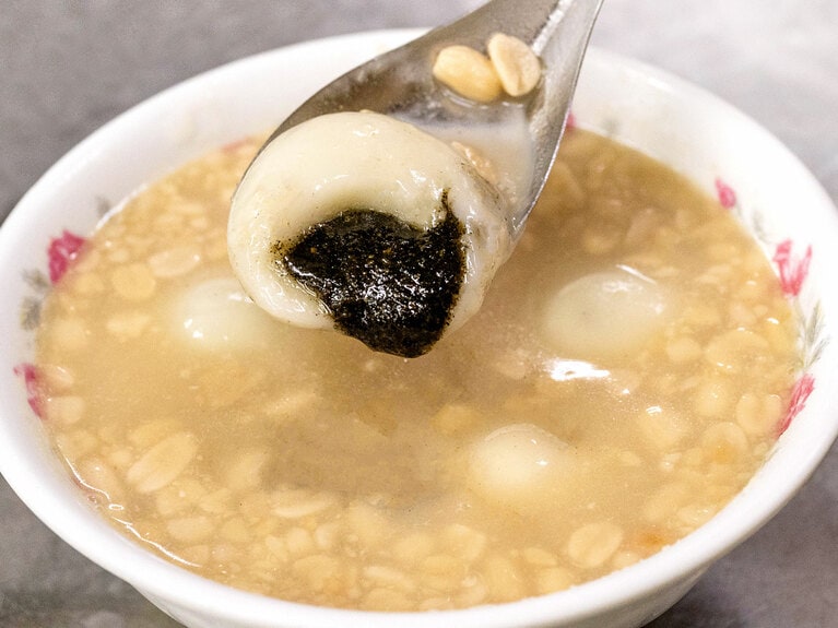 ピーナッツスープにごま餡（110元）。　初出：2024年4月21日