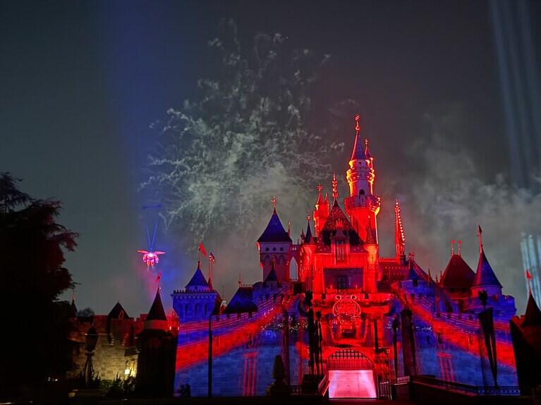 映画『ベイマックス』のベイマックスが大空を駆け抜ける様は大迫力