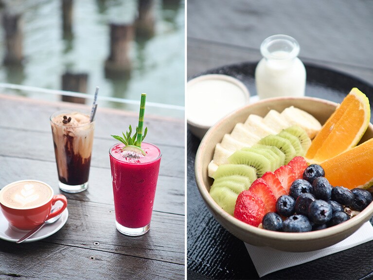 左：（左から）“フラットホワイト”（S）$4.5　“アイスモカ”$8.5　トロピカルフルーツのジュース“サマータイム・マッドネス”$10。右：“ワーフ・ワン グラノーラボウル”。オーガニックヨーグルトに地元フルーツをたっぷり。$16。