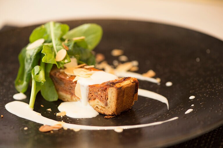 前菜の「信州サーモンのミキュイとキノコのバルサミコ酢ソテー添え」。