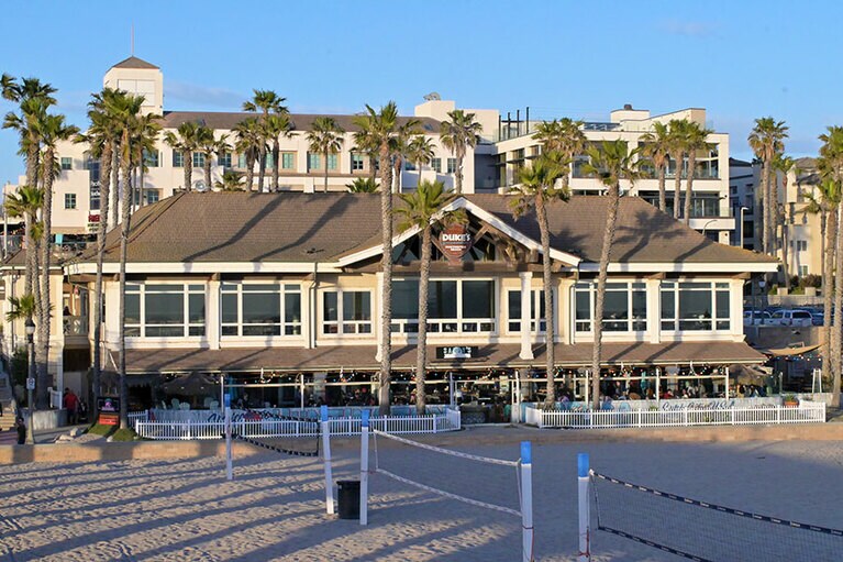 ワイキキビーチのデュークスの姉妹店。