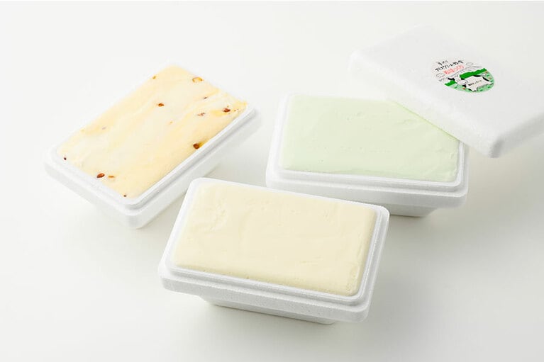 手づくりアイスクリーム牧舎 松ぼっくり「ジェラート。ミルク、海のジェラート」各1,500円、キャラメルナッツ 1,800円（各500ml）。※海のジェラート7～9月、キャラメルナッツ4～10月の期間限定販売／岩手県