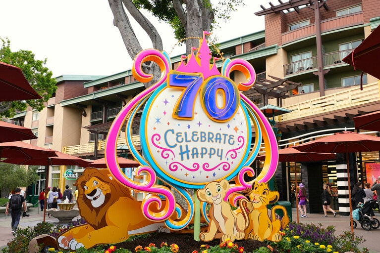 リゾート内に点在する70周年デコレーション