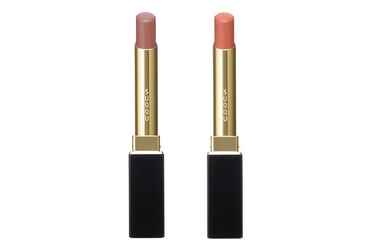 ベルベットのような密かなツヤをたたえた新リップスティック。しっとりとクリーミーなテクスチャーでのび広がり、均一な色膜がぴったりとフィット。めがねメイクは03（写真左）、マフラーメイクには04（写真右）を使用。