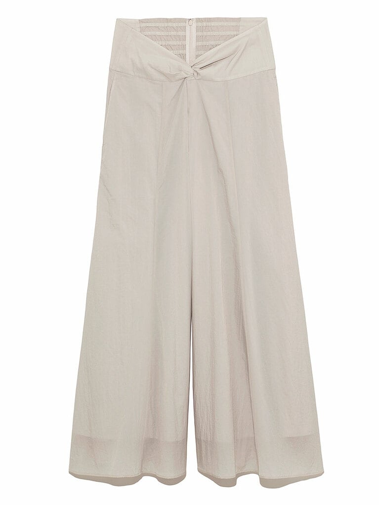 ライトウェイトパンツ 15,000円／エミ アトリエ。