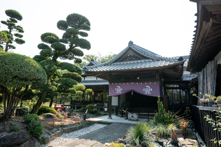 社務所の左奥に見えるのが展示会場の「省耕園」。