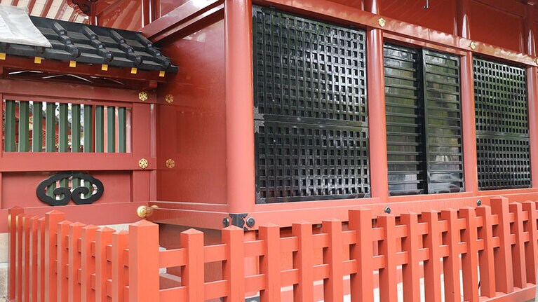 朱と黒の漆塗りが建物のいたる所に施されている。