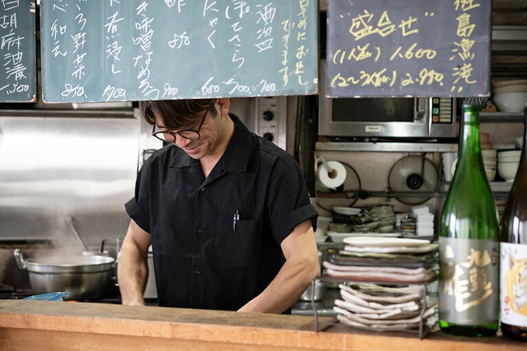 絵を描いたり、器をつくったりするのが趣味というご主人の石松邦雄さん