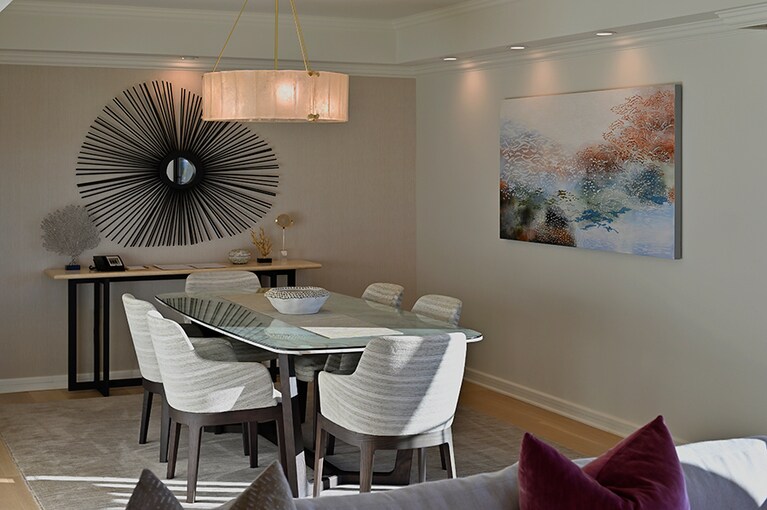 グランドスイートは白が基調のシックなインテリアに、海をモチーフにしたアートが彩りを添えている。白が基調のシックなインテリアに、海をモチーフにしたアートが彩りを添えている。1泊 2,490ドル～。