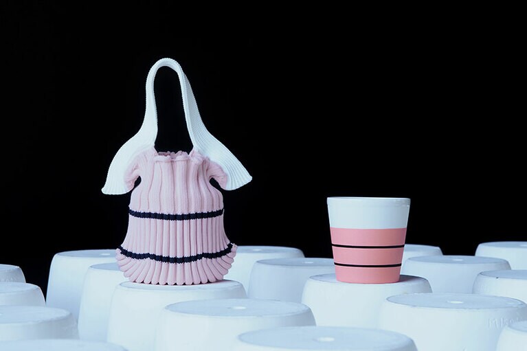 茶器を包むしふくから着想を得たミニバッグとカップのセット。25,300円。