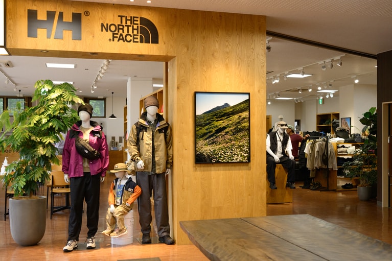 知床自然センター内にある「ザ・ノース・フェイス／ヘリーハンセン 知床店」。旅に必要なアイテムや店舗限定グッズが揃う。