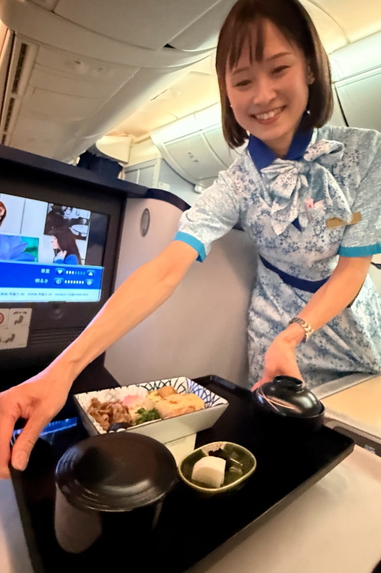 和食のメインにはコシヒカリのご飯と味噌汁、香の物も。CAさんが笑顔で運んでくれる。前菜は白アスパラ豆腐、蟹寿司、烏賊真丈雲丹黄身焼きなどだった。