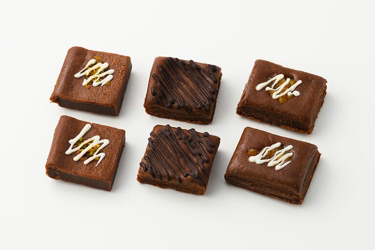 やをら「しょこらんこ」2,850円（9個入）。左から：ピスタチオ、チョコレート、オレンジピール／秋田県