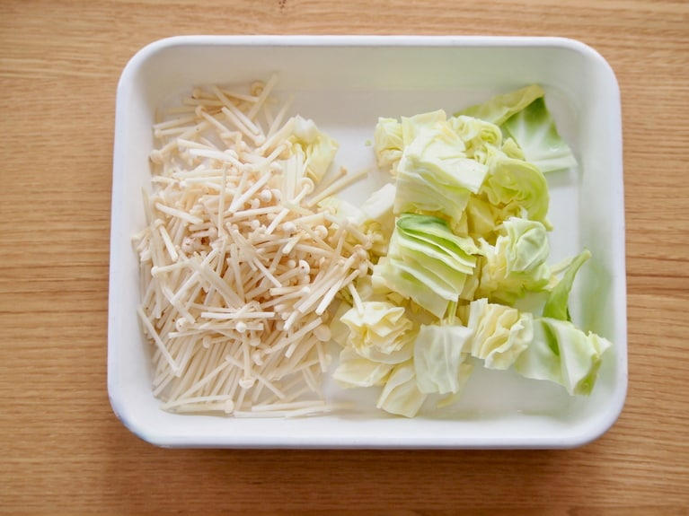 キャベツはざく切りに、えのきは株を切り落として食べやすい大きさに切る。