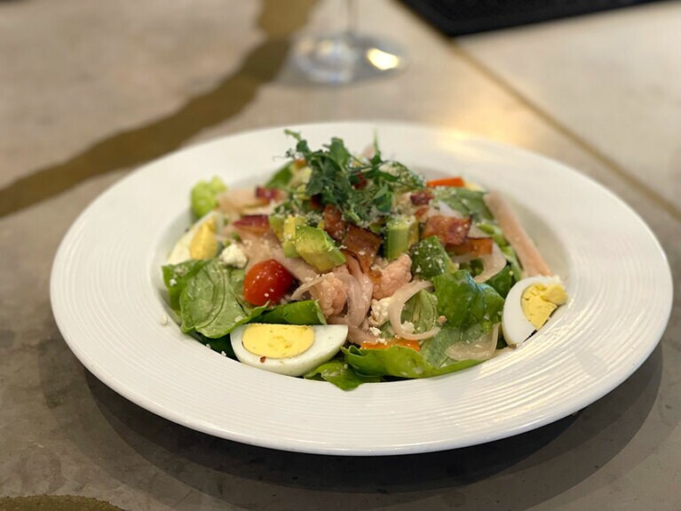 「エタァルチョップドサラダ(et al. chopped salad)」16ドル。