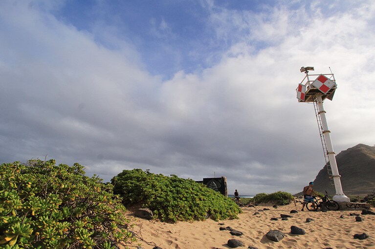 最西端に到着！　マウンテンバイクに乗った2人は地元の学生だった。