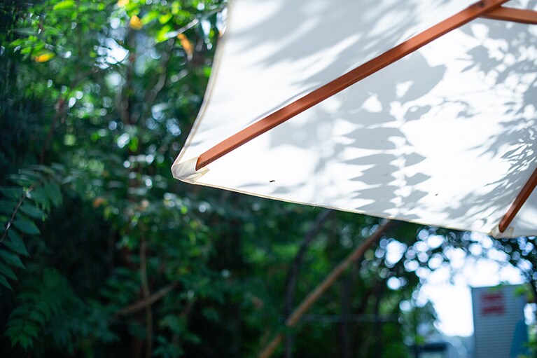 朝食は室内のダイニングでもとれるが、野外テラスで食べるのが気持ちいい！