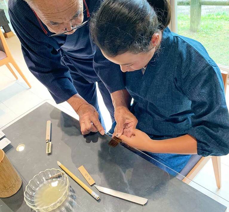 【筆の里工房】筆づくり体験では12工程のうち上毛巻きと仕上げの2工程を行うことが可能。約60分3,500円(入館料別)。1週間前までに予約すれば筆の軸に名前を彫刻してもらえます。金曜・週末はオリジナルハンカチを作る手描き友禅体験も(1,500円、要予約)。