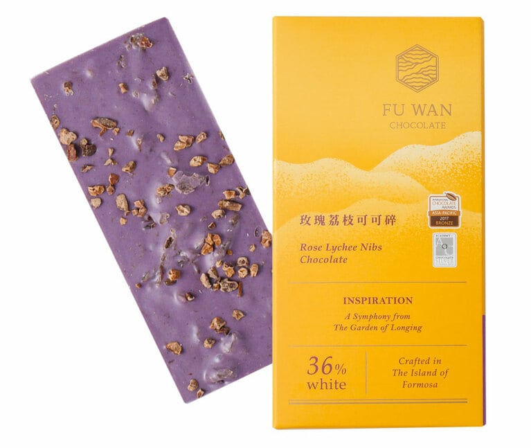【來好 嶼聲】コーディネーターおすすめ「大人気『FU WAN』のチョコレートもここなら品揃えが充実。こちらはライチとローズの華やかなフレーバー」玫瑰荔枝可可碎 380元。