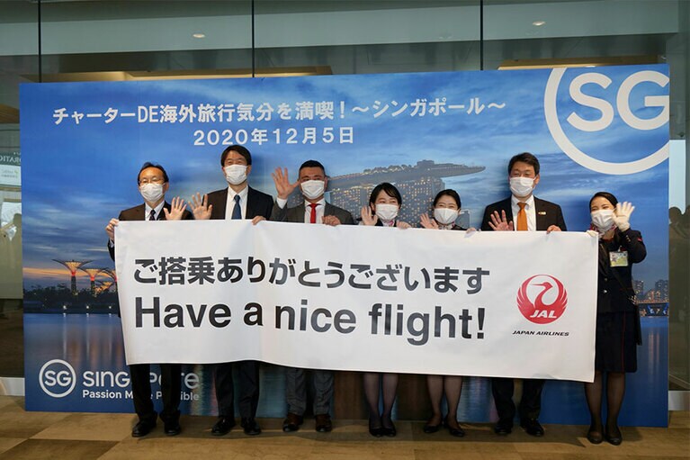搭乗口では、シンガポール政府観光局とJALのみなさんが、横断幕を掲げて搭乗客の皆さんを笑顔でお見送り。