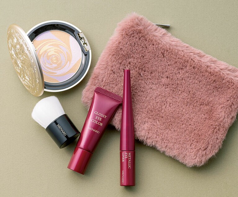 メナード「シャイニングコフレVIII」内容：カラーコントロールパウダー、グロッシーアイカラー、メタリックアイライナー、キノコブラシ(ケース付)、ポーチ 10,000円／メナード(2019年11月21日[木]限定発売)