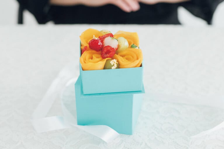 平野さんから伊藤さんへ。「ブルー ボックス カフェ」監修を手掛ける庄司夏子シェフのシグニチャーを、ティファニー流に再解釈した宝石箱のようなケーキ。ブルー ボックス ケーキ 13,500円／Blue Box Cafe by Natsuko Shoji