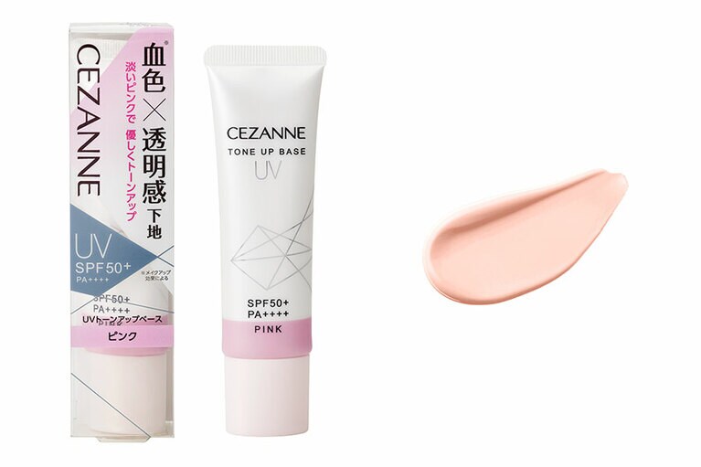 SPF50＋、PA++++の国内最高レベルの紫外線カット力を備え、尚且つ紫外線吸収剤は不使用。板状のトーンアップパウダーが光を均一に正反射し、さらにソフトフォーカス効果のパウダーも配合されているので、毛穴やシワも自然にぼかされる。絶妙なベージュピンクがすでに大人気中。UVトーンアップベース ピンク 748円／セザンヌ