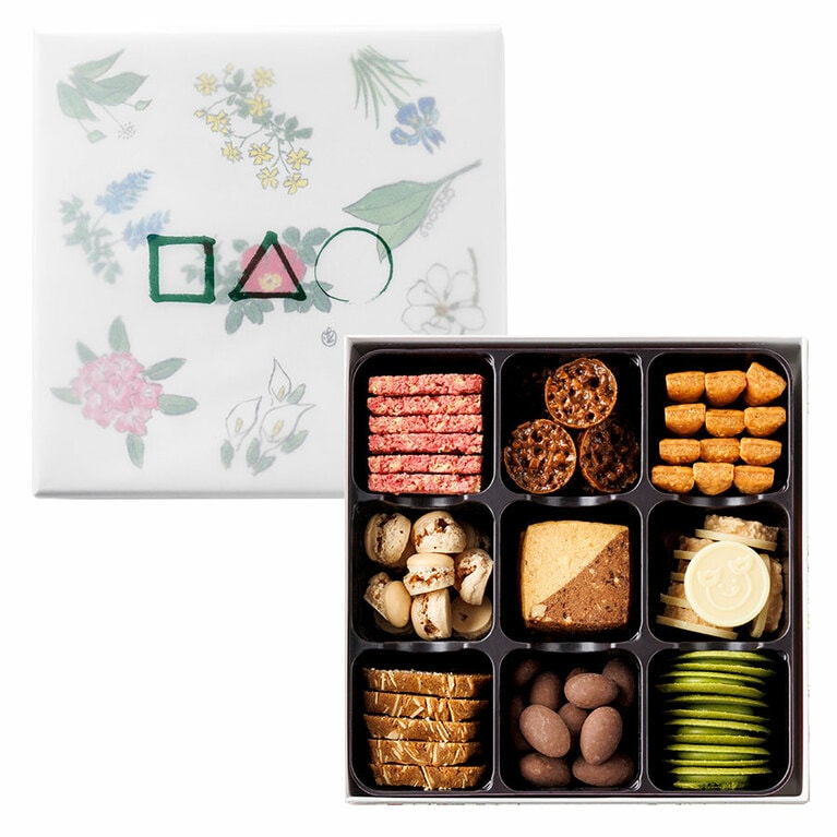 色々な形の焼菓子の詰め合わせ。「□△○（まるさんかくしかく）」88個入 2,800円／六花亭