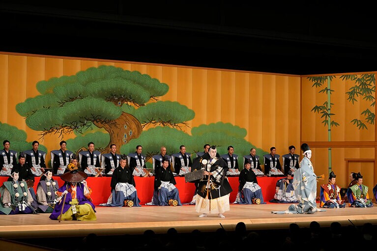 『勧進帳』左より、駿河次郎=尾上左近、片岡八郎=市川染五郎、源義経=市川猿之助、武蔵坊弁慶=市川團十郎、富樫左衛門=松本幸四郎(©松竹)