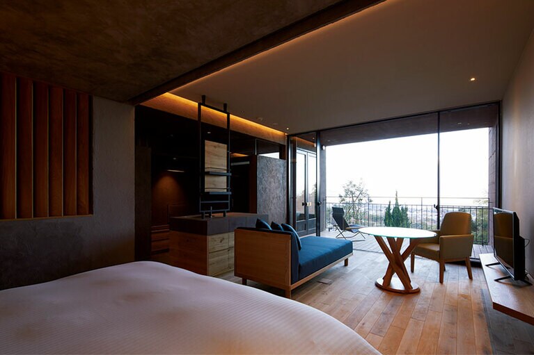 国産木材を用いた家具や、大分産ヒノキのウッドデッキなどを設えた心地よい客室。／GALLERIA MIDOBARU［大分・別府］