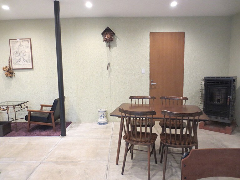 絵になる店内の一角。鳩時計が時を告げます。