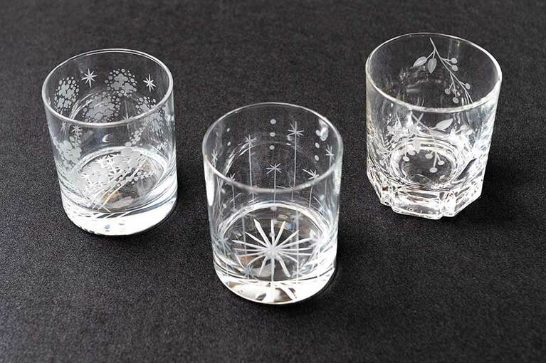 中央が完成した作品。左右のグラスのようなお手本を参考にしてもいいし、一から好きなデザインを考えても。