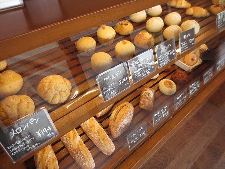 ケースに並ぶはとむぎパン。