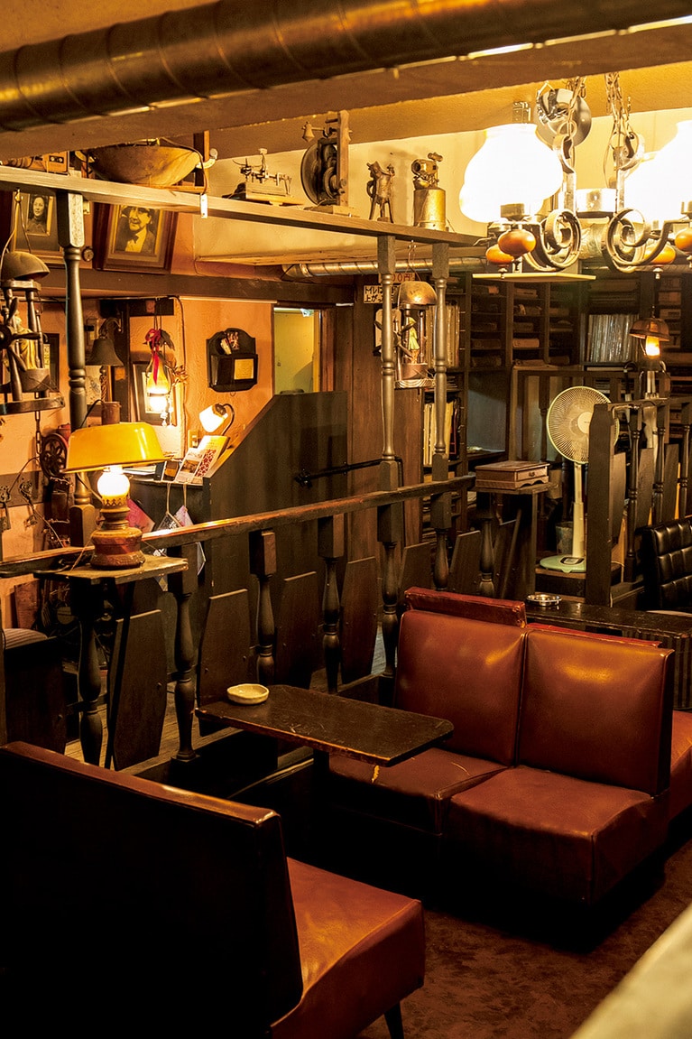 地下一階に店があり、一歩足を踏み入れると秘密基地のような空間が広がる。味のある調度品の中には、「クラシック」のマスターが自作したものもあるという。