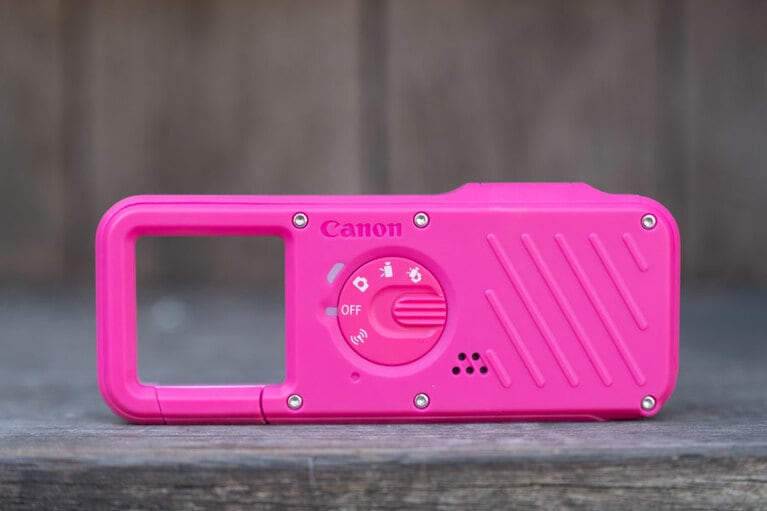 背面には操作ダイヤルを搭載。モードは写真を撮影する「写真」、動画を撮影する「ビデオ」、写真とビデオの両方の撮影ができる「マルチ」、スマホと接続して使用する「ワイヤレス」があります。