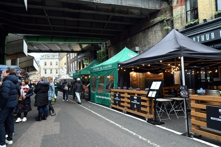 この通りに3階建てバスが停車します。