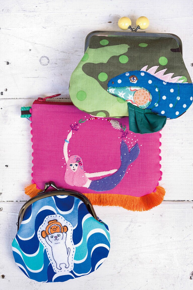 「てしごとや」の増えて困ってる外来種シリーズ・グリーンイグアナがま口 3,200円、pansy+pansy62さんの人魚ポーチ 3,500円、「narumi」×「てしごとや」コラボがま口 2,000円。