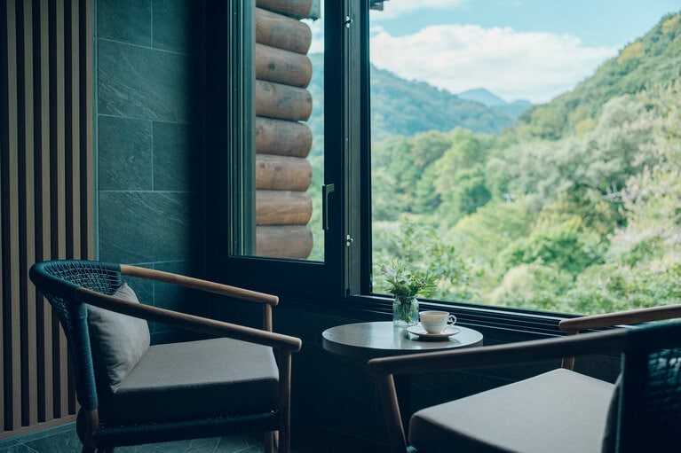 “渓流スイートルーム”からは国立公園の自然を望む。