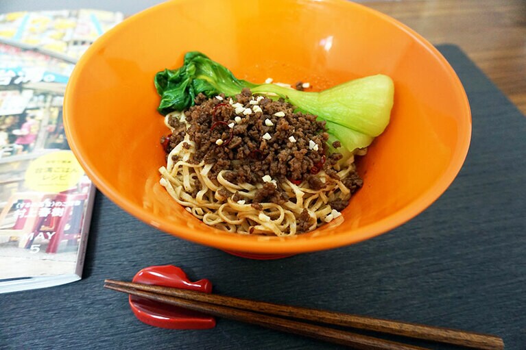 塩ゆでの青梗菜、牛そぼろ、アーモンドをトッピング。