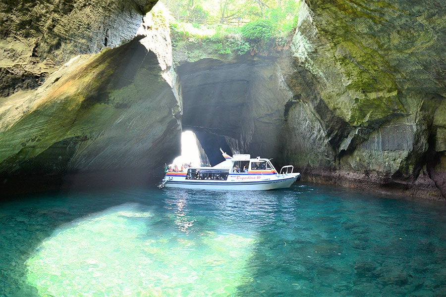 海食洞の天井が落ちた、“天窓洞”と呼ばれる洞窟。堂ヶ島マリンの遊覧船には、ジオサイト認定ガイドが案内するコースも。©西伊豆町観光協会