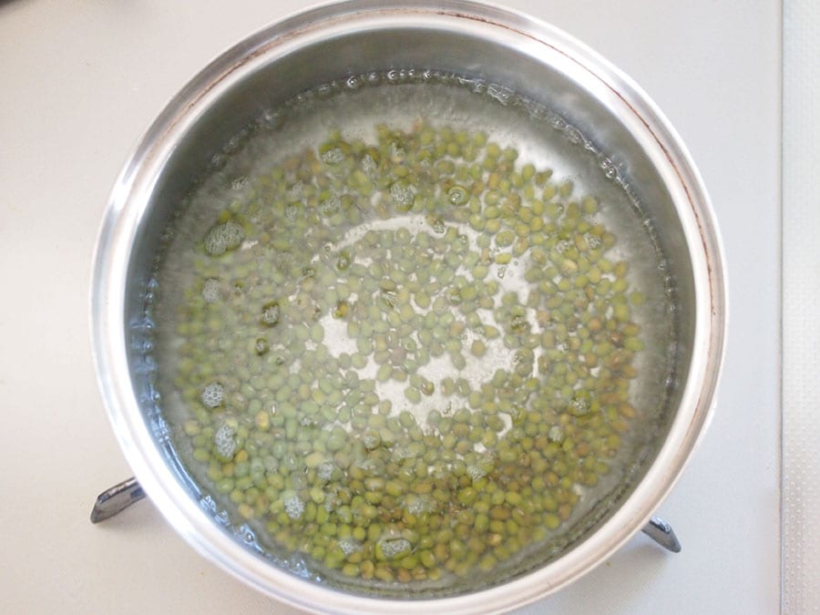 緑豆を煮る際には、サッと水洗いしてから水と共に鍋に入れ、弱火でゆっくり煮ます。