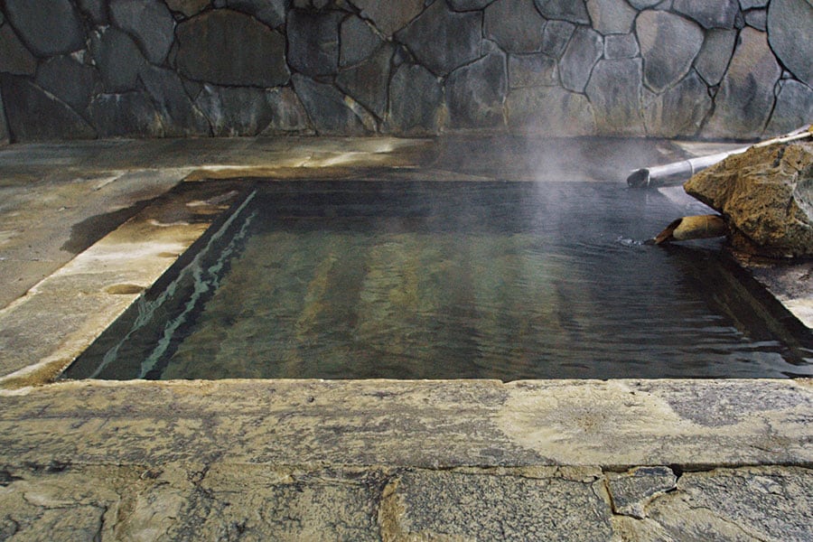 青根温泉で「大湯 金泉堂」(同宿内)に次いで古い、石組みの「新湯」。